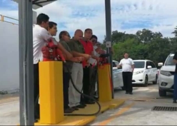 Taxistas playenses estrenan estación de gasolina, con combustible a bajo costo