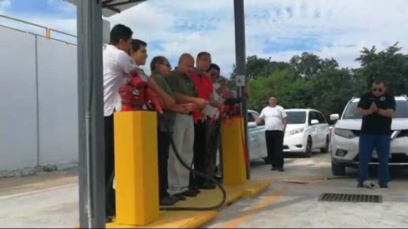 Taxistas playenses estrenan estación de gasolina, con combustible a bajo costo