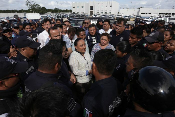 Atiende Cristina Torres personalmente a elementos inconformes de la Policía Municipal