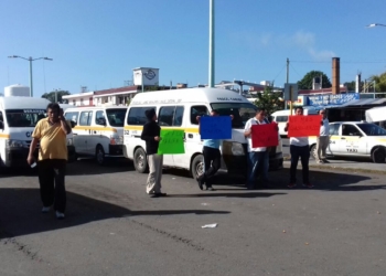 Operadores de combis de Chetumal, detienen circulación en demanda de una alza justa a sus tarifas
