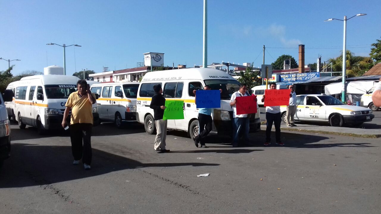 Operadores de combis de Chetumal, detienen circulación en demanda de una alza justa a sus tarifas