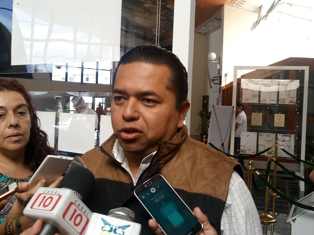 De improvisado y corrupto, califica Emiliano Ramos al gobierno de Remberto