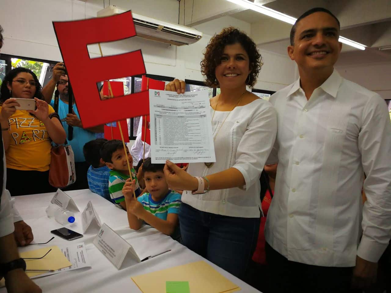 Se registra Leslie Hendricks como precandidata del PRI a diputada federal por el D-01