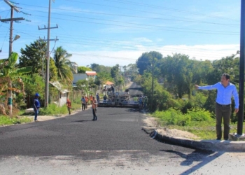 Constata Alexander Zetina rehabilitación de calles de Bacalar