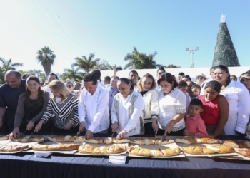 Tradiciones unen a los solidarenses; parten Rosca de Reyes en espacios públicos