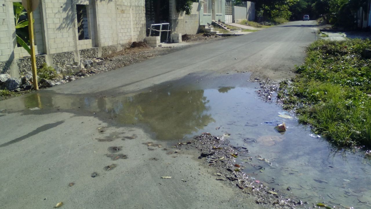 Fugas de agua, inundan colonias de Felipe Carrillo Puerto