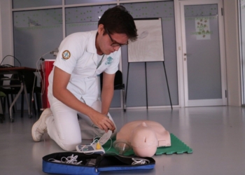 Concluyen Programa Piloto de Servicio Social 12 médicos pasantes de la UQRoo
