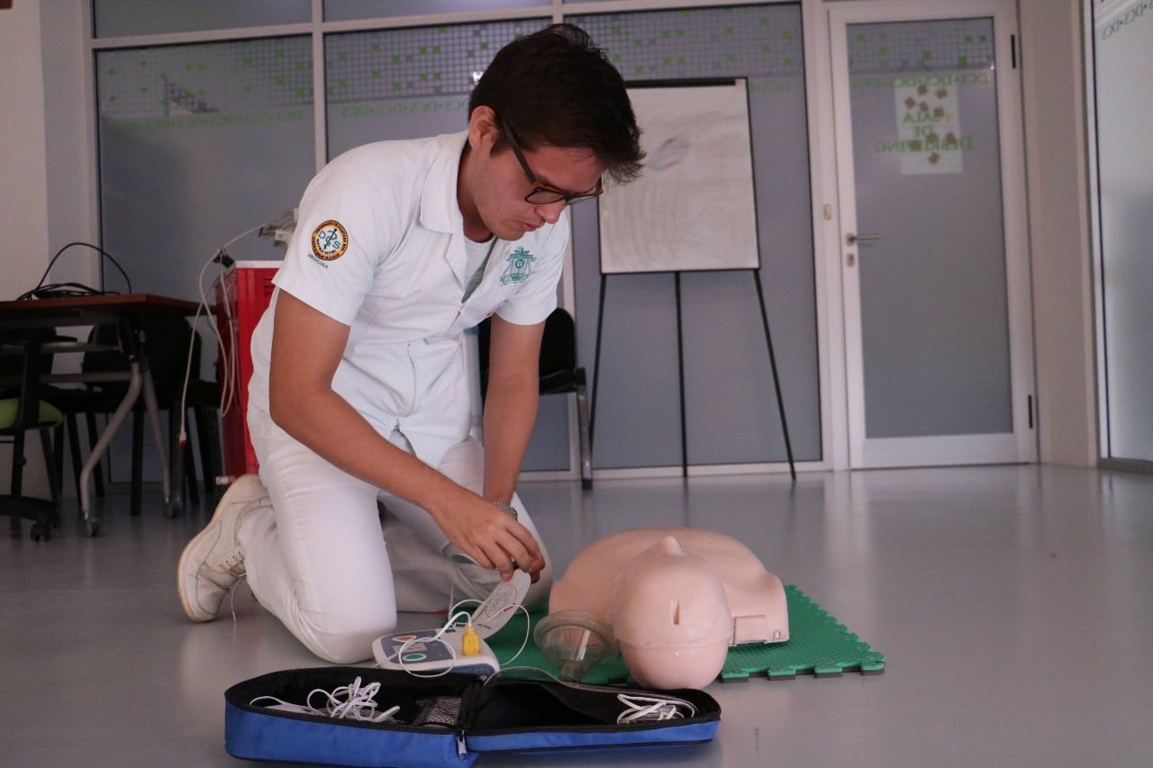 Concluyen Programa Piloto de Servicio Social 12 médicos pasantes de la UQRoo