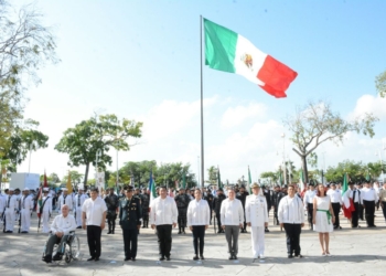Ceremonia de Izamiento y Desfile del 197 Aniversario del Día de la Bandera de México