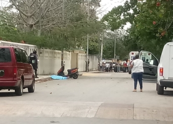Policía cae muerto a las puertas de una escuela; lo ejecutaron en la Ejidal