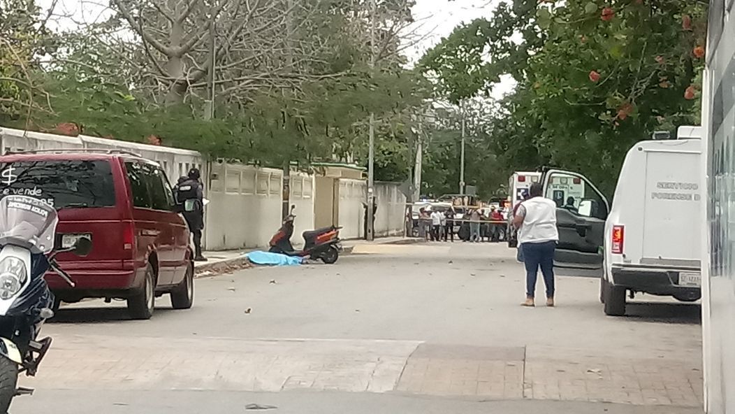 Policía cae muerto a las puertas de una escuela; lo ejecutaron en la Ejidal