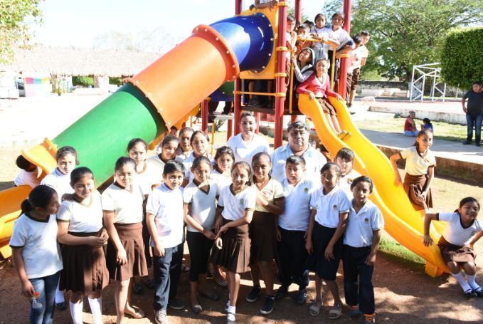 Inaugura Paoly Perera área de juegos infantiles y gimnasio al aire libre en Tihosuco