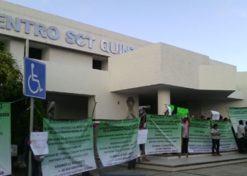Ejidatarios se manifiestan ante la SCT; amenazan con bloqueos carreteros si no les pagan indemnización
