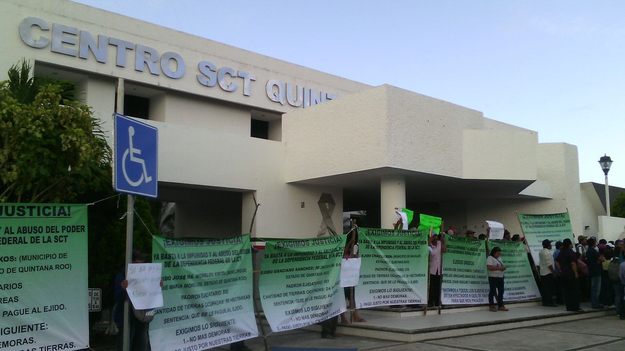 Ejidatarios se manifiestan ante la SCT; amenazan con bloqueos carreteros si no les pagan indemnización