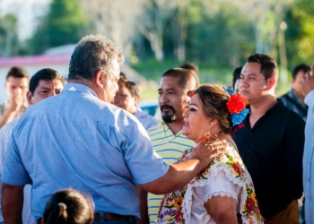 Acusan de ‘gandalla’ a Nelia Uc; intenta saludar con sombrero ajeno en Buena Esperanza