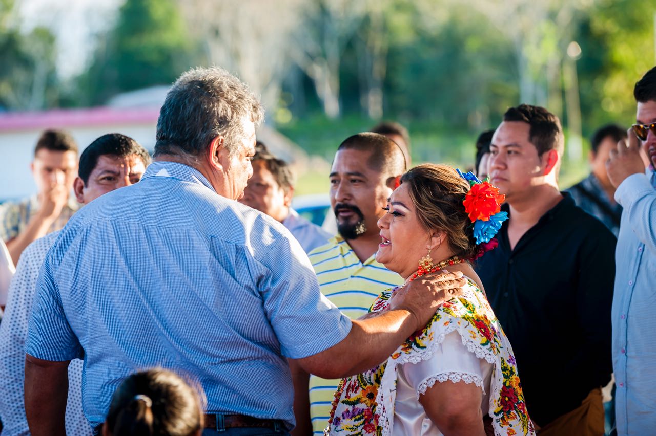 Acusan de ‘gandalla’ a Nelia Uc; intenta saludar con sombrero ajeno en Buena Esperanza
