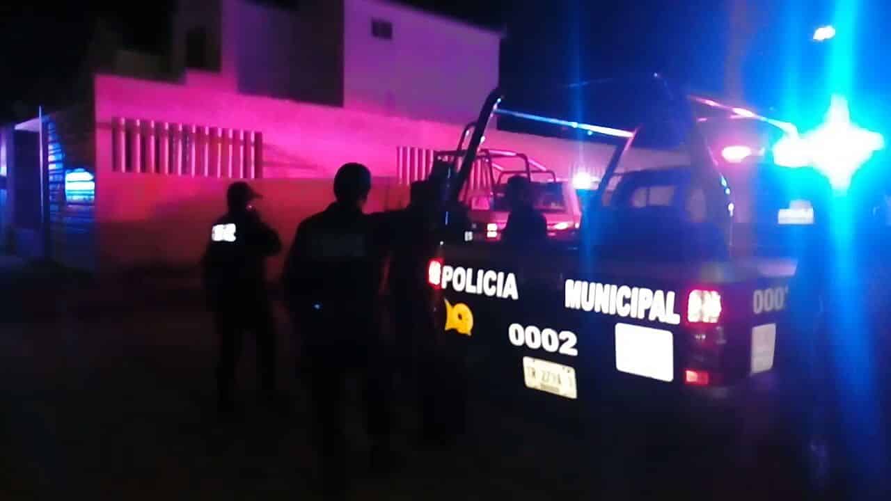 Por defender a una pareja, policía acaba con botellazo en la cabeza