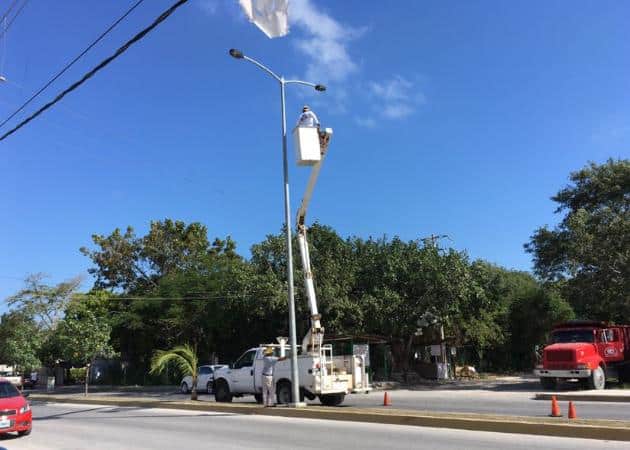 Reparan luminarias en la avenida Rancho Viejo de Isla Mujeres
