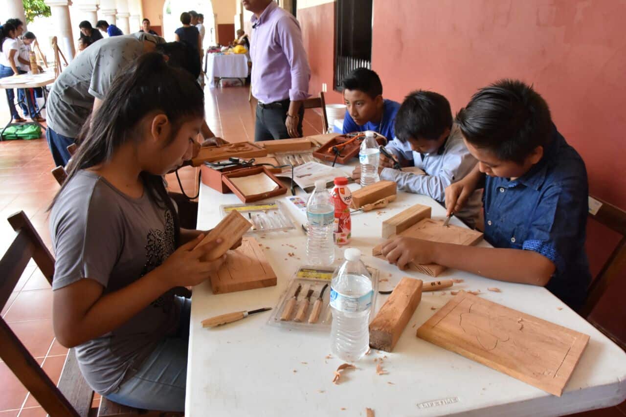 Preservan arte del tallado de madera y pirografía en niños de la zona maya