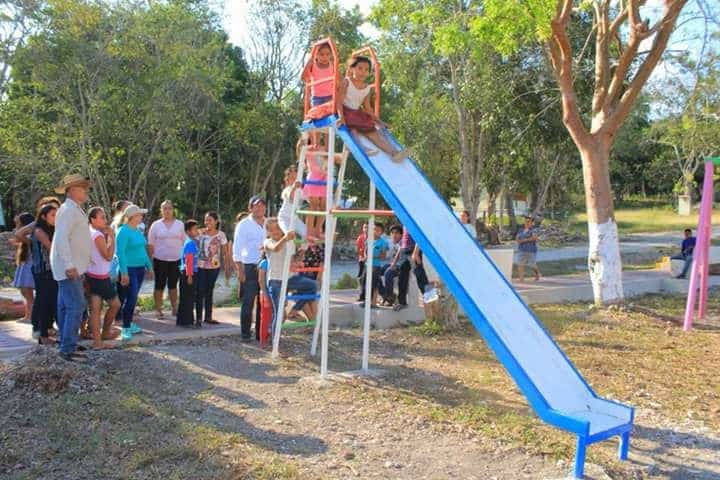 Con espacios dignos para la niñez, atiende Alexander Zetina a comunidades de Bacalar