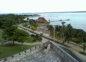 Escapa inversión turística extranjera por falta de PDU y POE en Bacalar