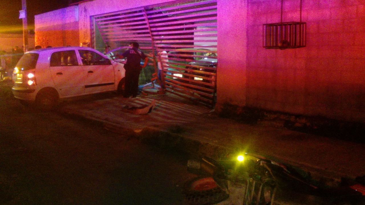 Alocado conductor provoca accidente; reja de metal frena su vuelo