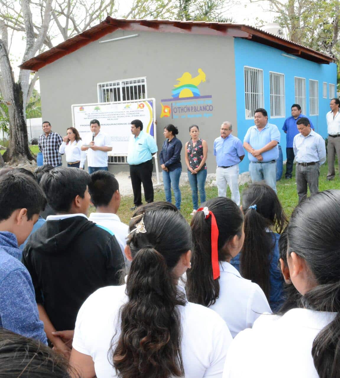 Entrega Luis Torres comedor escolar a alumnos de la Técnica 3 en Nicolás Bravo