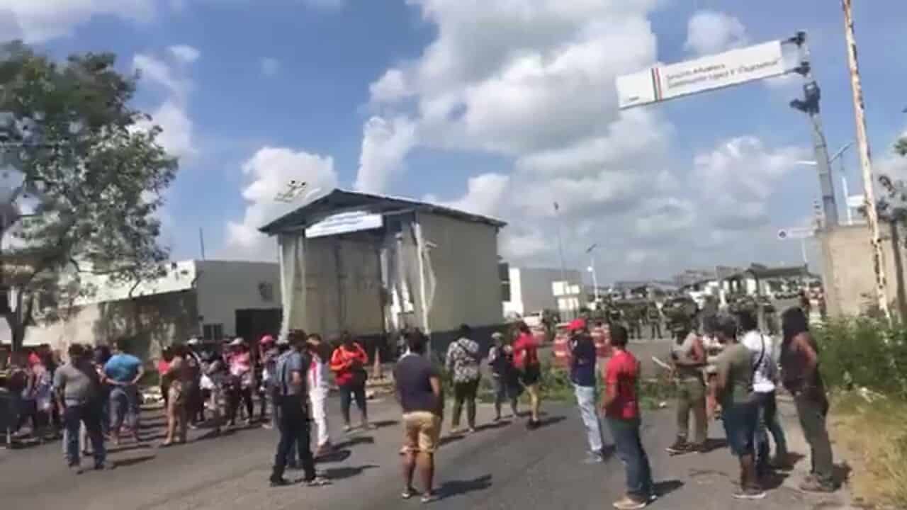 Fayuqueros de Subteniente López bloquean puente México-Belice