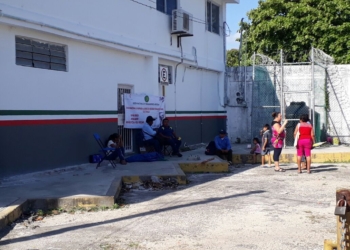 Agricultores, agudizan manifestación ante la SEDESOL; cierran paso a empleados