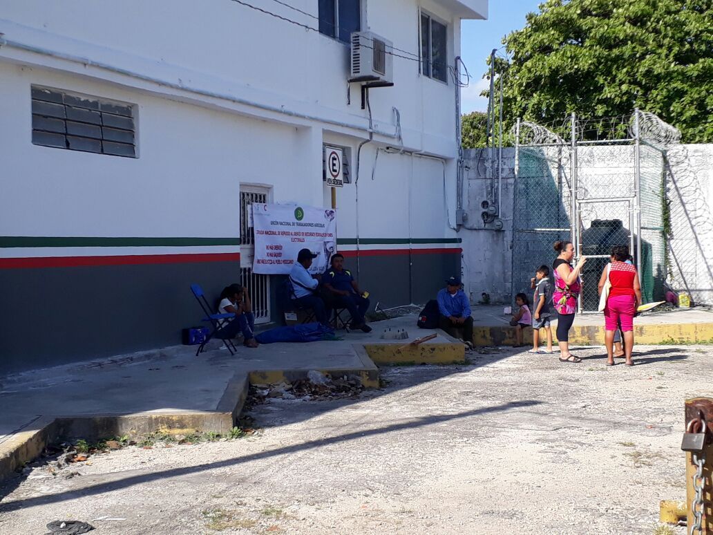 Agricultores, agudizan manifestación ante la SEDESOL; cierran paso a empleados