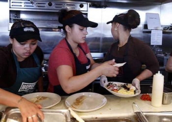 Mujeres, privilegiadas en política, pero despreciadas en dividendos económicos