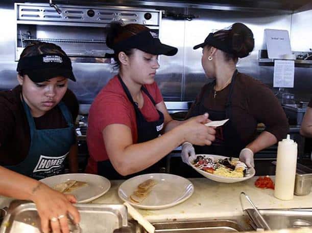 Mujeres, privilegiadas en política, pero despreciadas en dividendos económicos