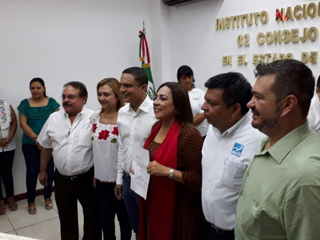 Presenta Cora Amalia solicitud de registro ante el INE por la candidatura del Distrito 02