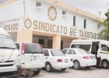 Taxistas de Puerto Morelos urgen por aumento a las tarifas de pasaje