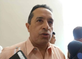 !Yo vengo a trabajar por la gente, no a cuidar votos!»; Carlos Joaquín responde a taxistas