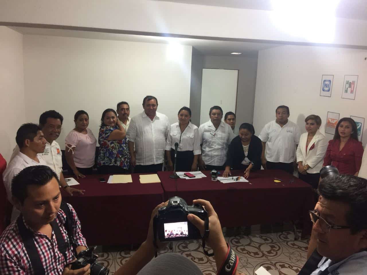 Nivardo Mena, va por el PT en Lázaro Cárdenas. Primero en registrarse ante el IEQROO