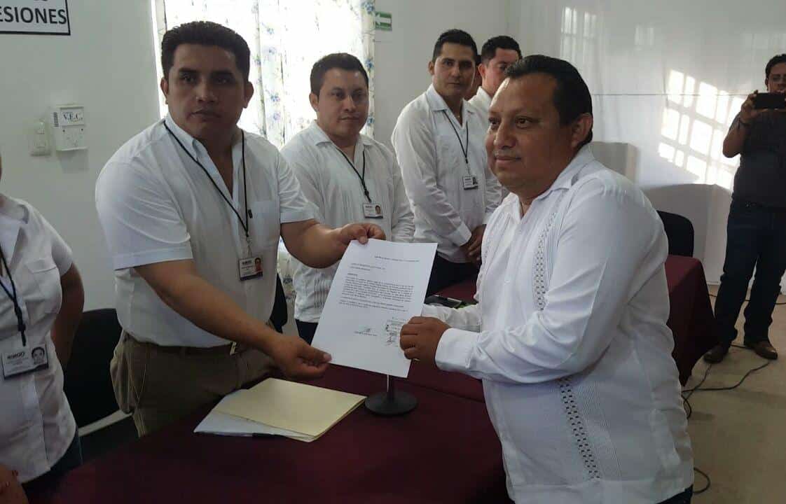 Erik Borges, registra ante IEQROO su candidatura por la presidencia municipal de JMM