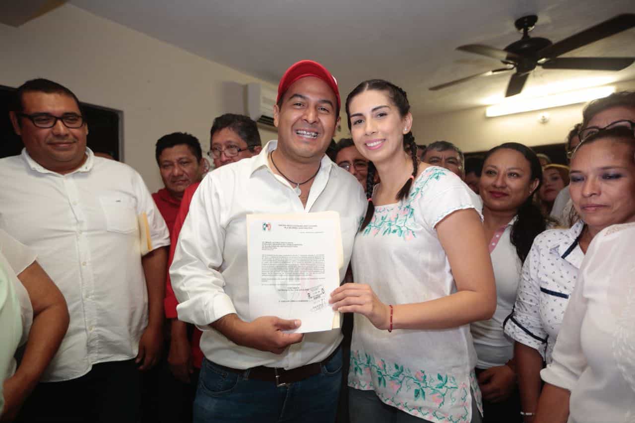 Juan Carrillo, cumple con inscripción ante el IEQROO. Va por la reelección