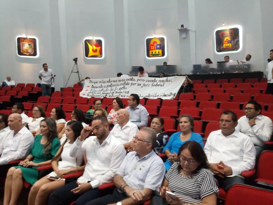 Maestros irrumpen Sesión del Congreso de Quintana Roo