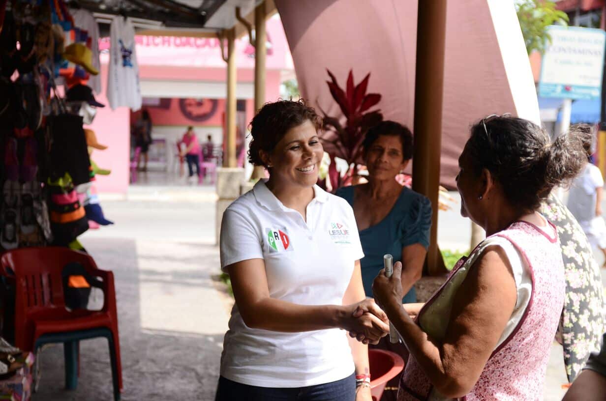 Escucha, Leslie Hendricks a vecinos de Cozumel