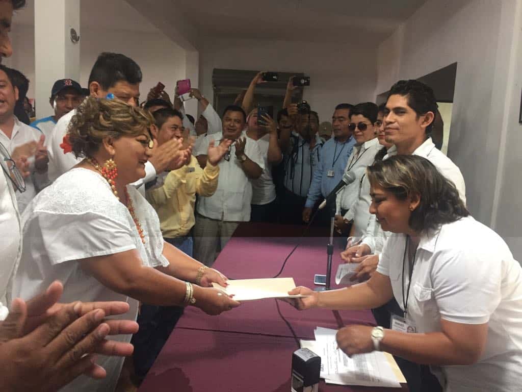 Va Nelia Uc en busca de su futuro político en Bacalar. Pide anuencia del IEQROO
