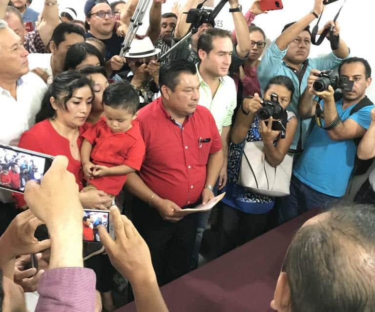 Marciano Dzul se lanza por la presidencia municipal de Tulum. Se registra ante el IEQROO