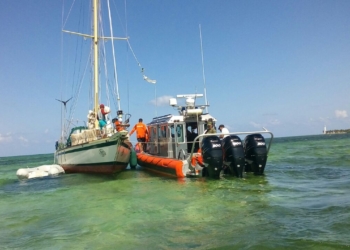 Rescata Marina A Dos Personas En Punta Herrero