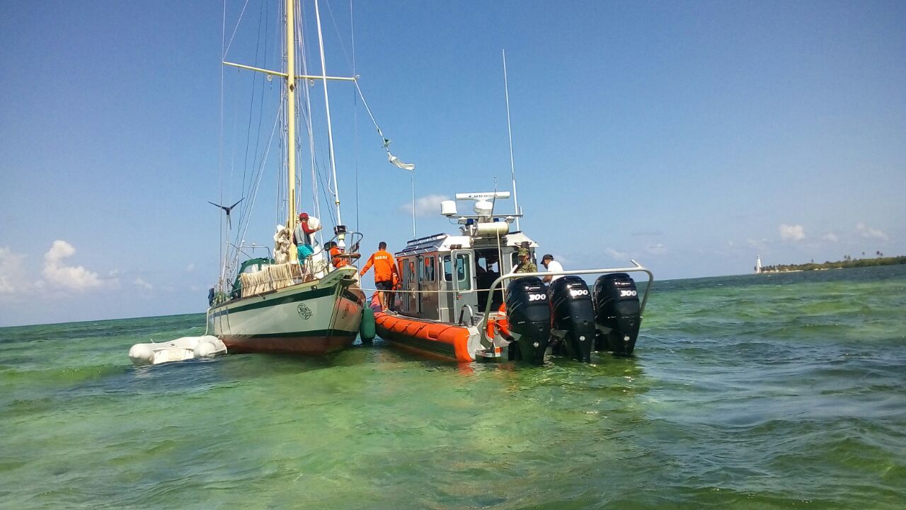 Rescata Marina A Dos Personas En Punta Herrero