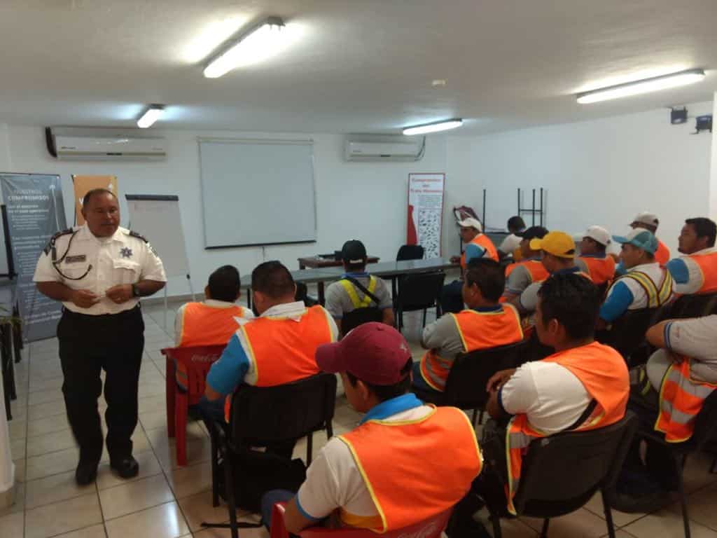Brindan cursos de capacitación a choferes de la CFE