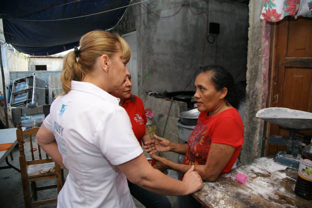 Susy Hurtado recorre la colonia Forjadores, llevando sus propuestas a chetumaleños