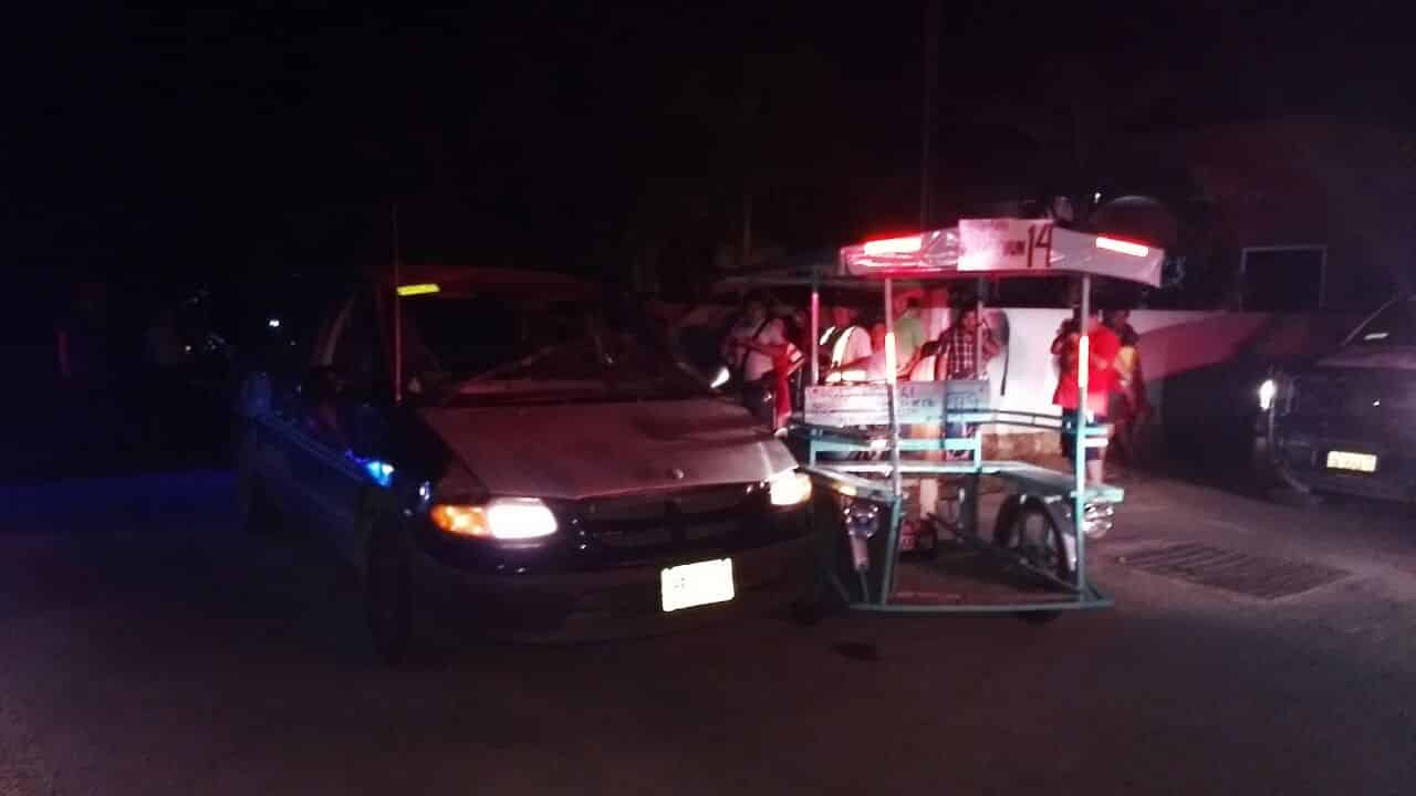 Alcoholizado conductor se vuela el alto arrastrando a mototaxi. Una mujer y tres menores lesionados