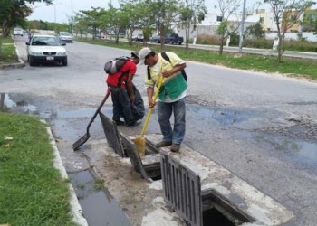 Previo a las lluvias, dan ‘manita de gato’ a pozos y alcantarillas de Chetumal