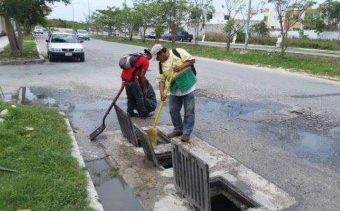 Previo a las lluvias, dan ‘manita de gato’ a pozos y alcantarillas de Chetumal