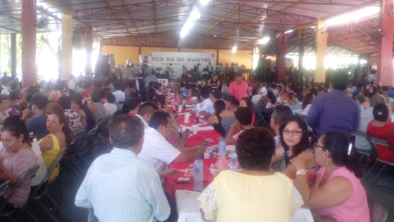 Con rifa de auto, celebran Día del Maestro en FCP